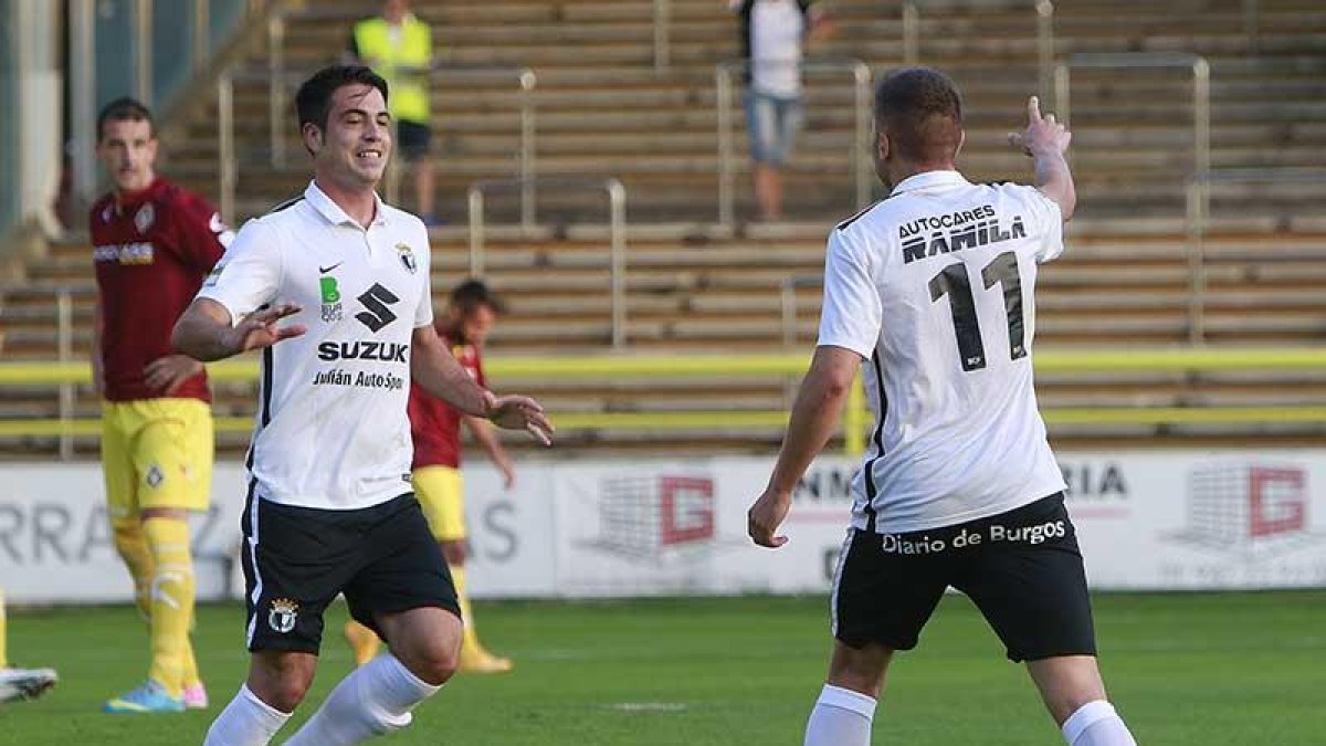Ramiro festeja con Fito Miranda uno de los goles anotados al Caudal-Raúl G. Ochoa