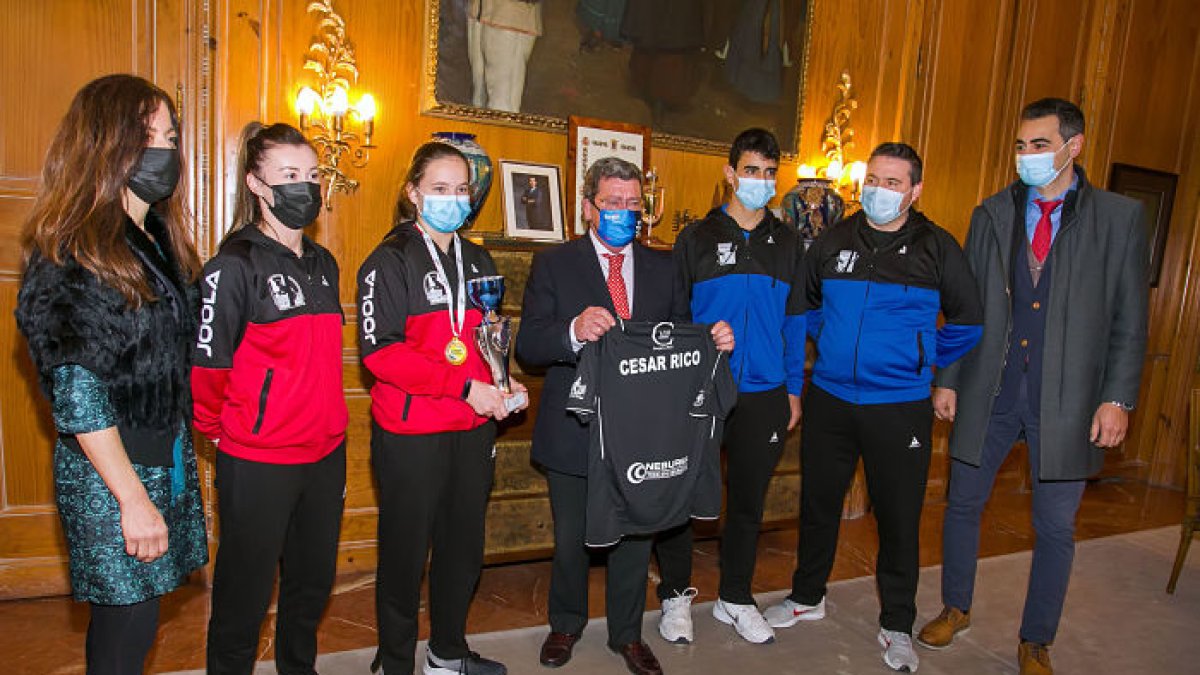 Rico recibió una camiseta en recuerdo y agradecimiento del club al respaldo de la Diputación y el IDJ. SANTIOTERO