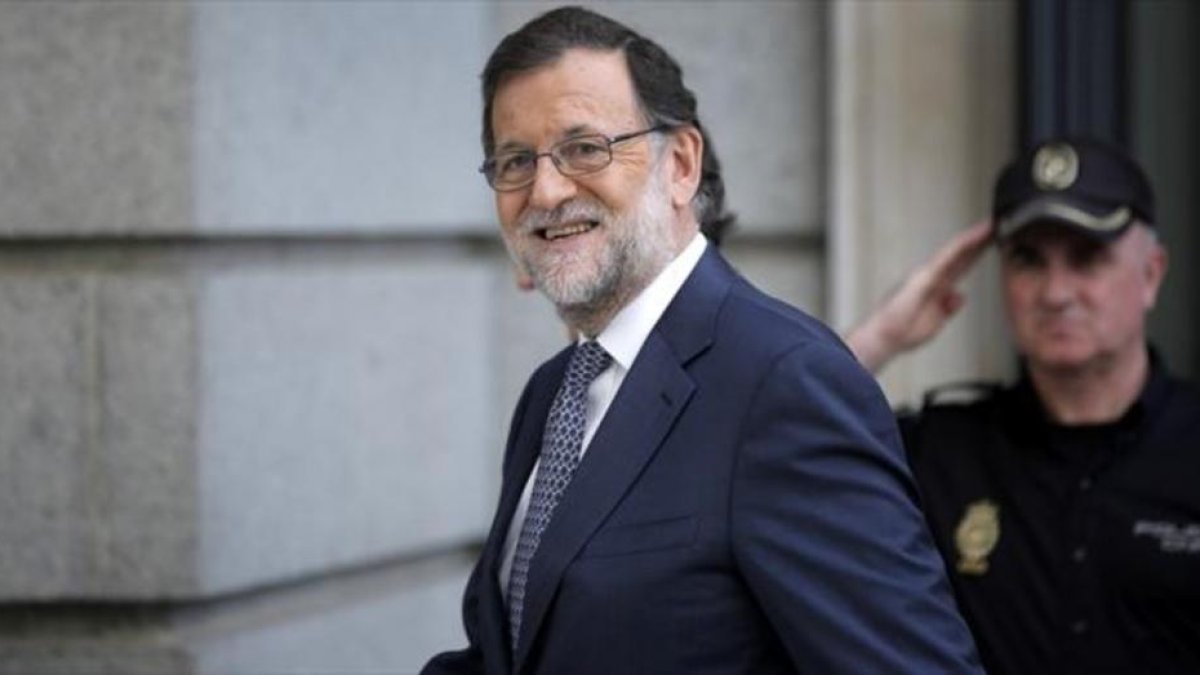 El presidente del Gobierno, Mariano Rajoy, se dirige a una reunión del grupo parlamentario del Partido Popular en el Congreso de los Diputados.-JOSE LUIS ROCA