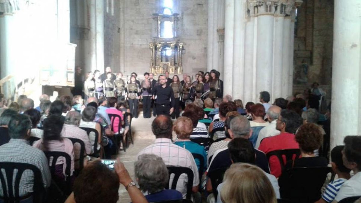 El templo de Villamorón fue el escenario del concierto de la coral Interludio el pasado 25 de julio.-ECB