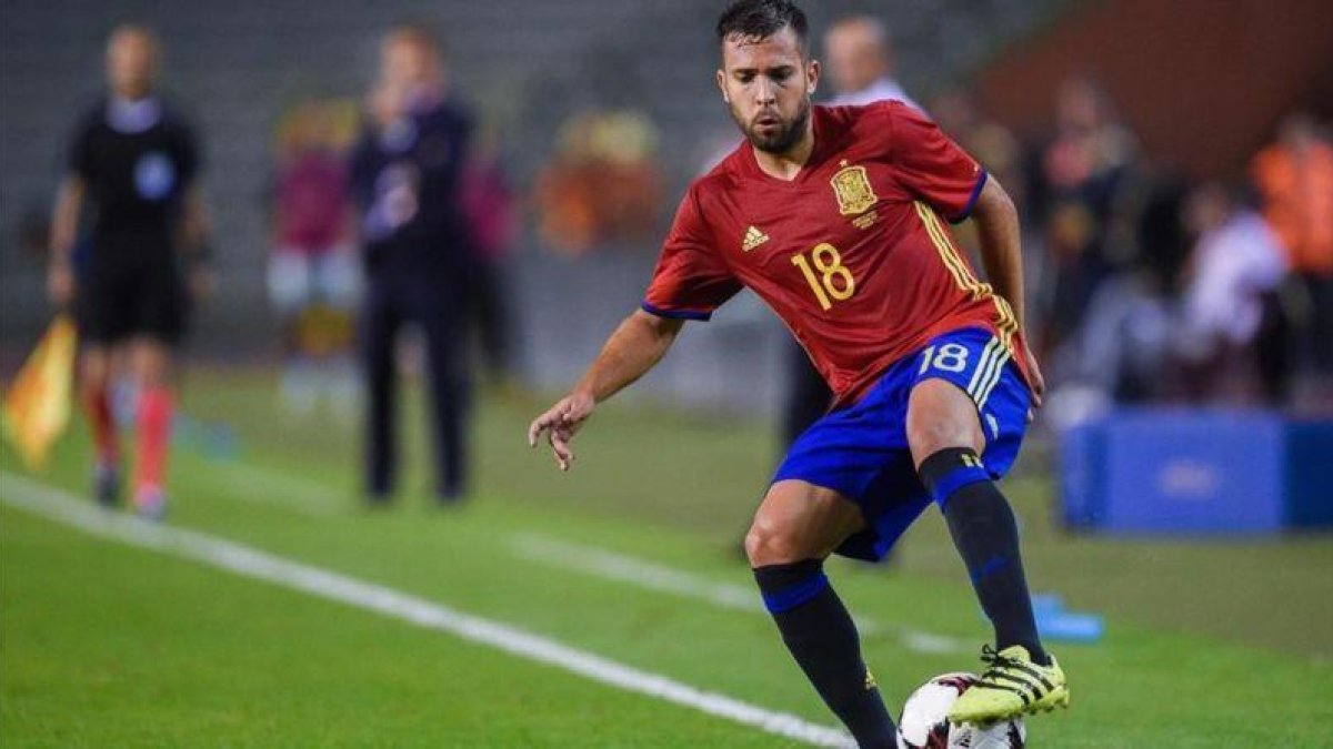 Jordi Alba controla un balón durante el partido amistoso entre Bélgica y España.-AFP / JOHN THYS