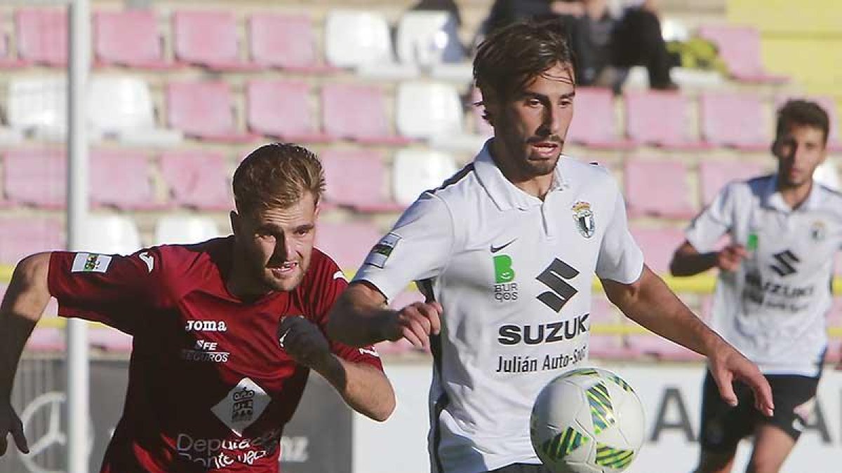 Andrés se dispone a controlar un balón.-RAÚL G. OCHOA