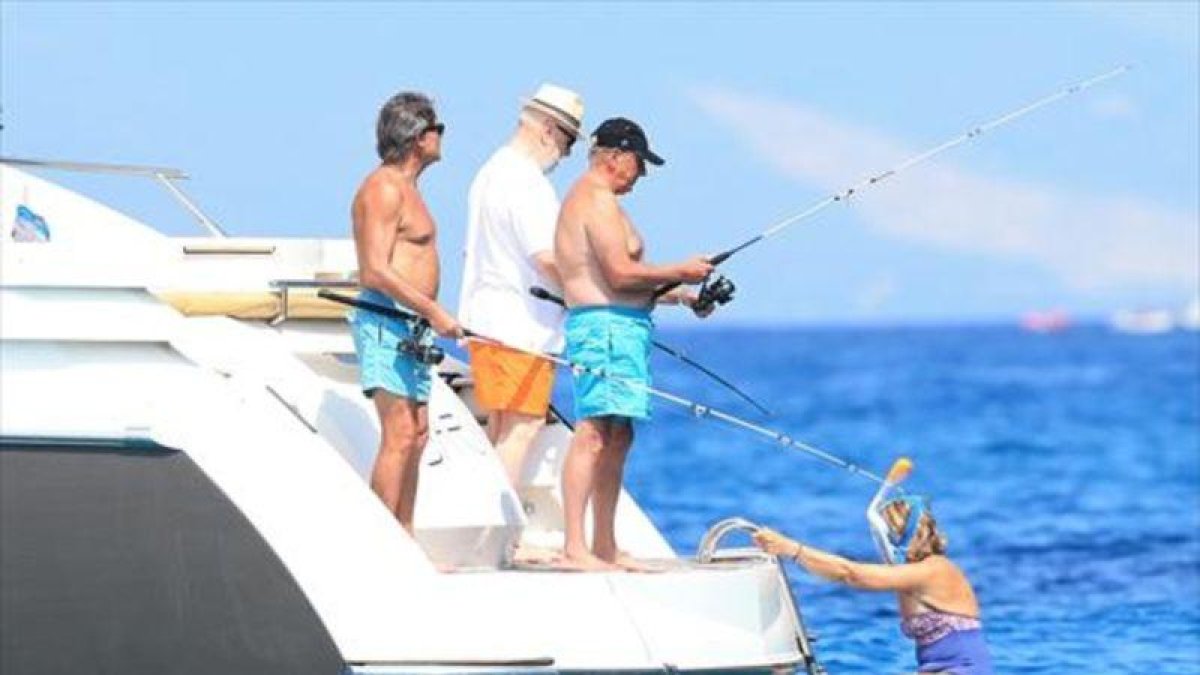 Artur Mas (izquierda) y sus amigos disfrutan en el yate 'Baruna'.-GTRES ONLINE