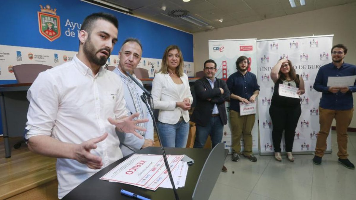 Jairo González, ganador del Premio Juzz 2016, explicando en qué consiste su proyecto.-RAÚL G. OCHOA