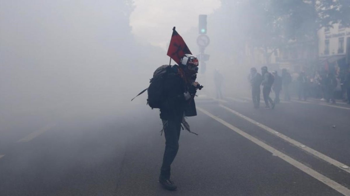 Protesta contra la reforma laboral en París.-EFE / IAN LANGSDON