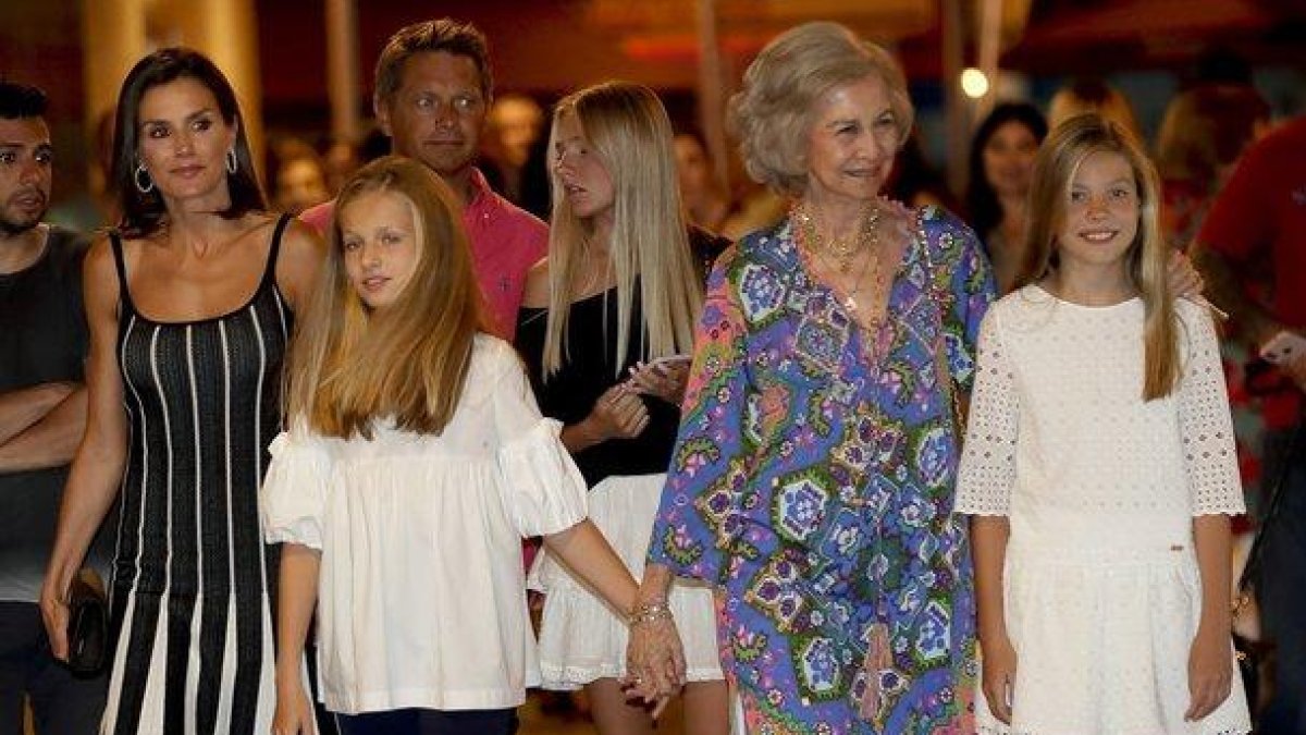 La reina Letizia, la princesa Leonor, la infanta Sofía y la reina emérita Sofía, a su salida del Auditorio de Palma, anoche.-EFE / BALLESTEROS