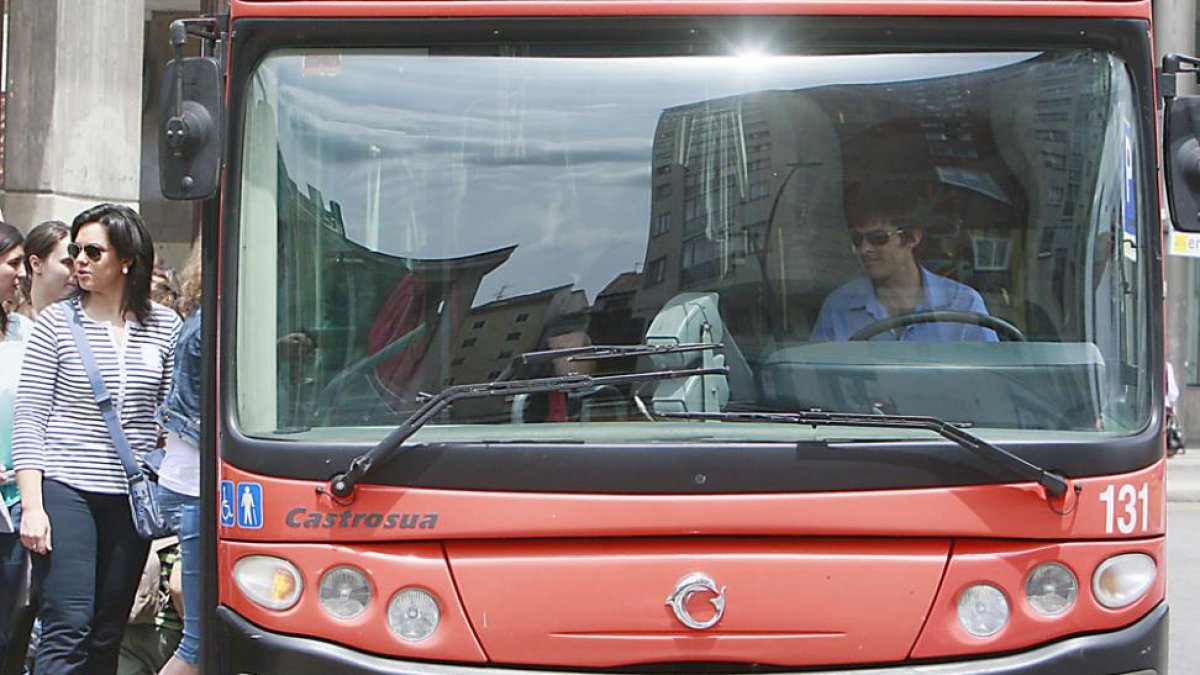 La plantilla de conductores de autobuses se ampliará en dos plazas y 25 interinos podrán estabilizarse.-RAÚL G. OCHOA
