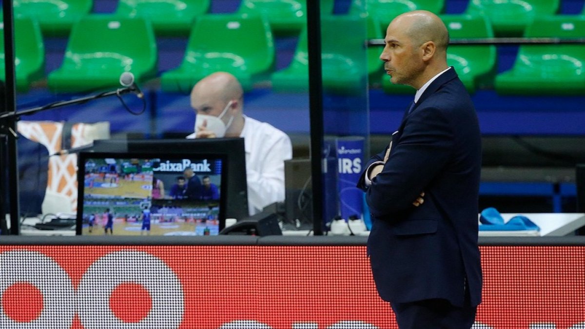 Peñarroya, pensativo durante un partido. SANTI OTERO