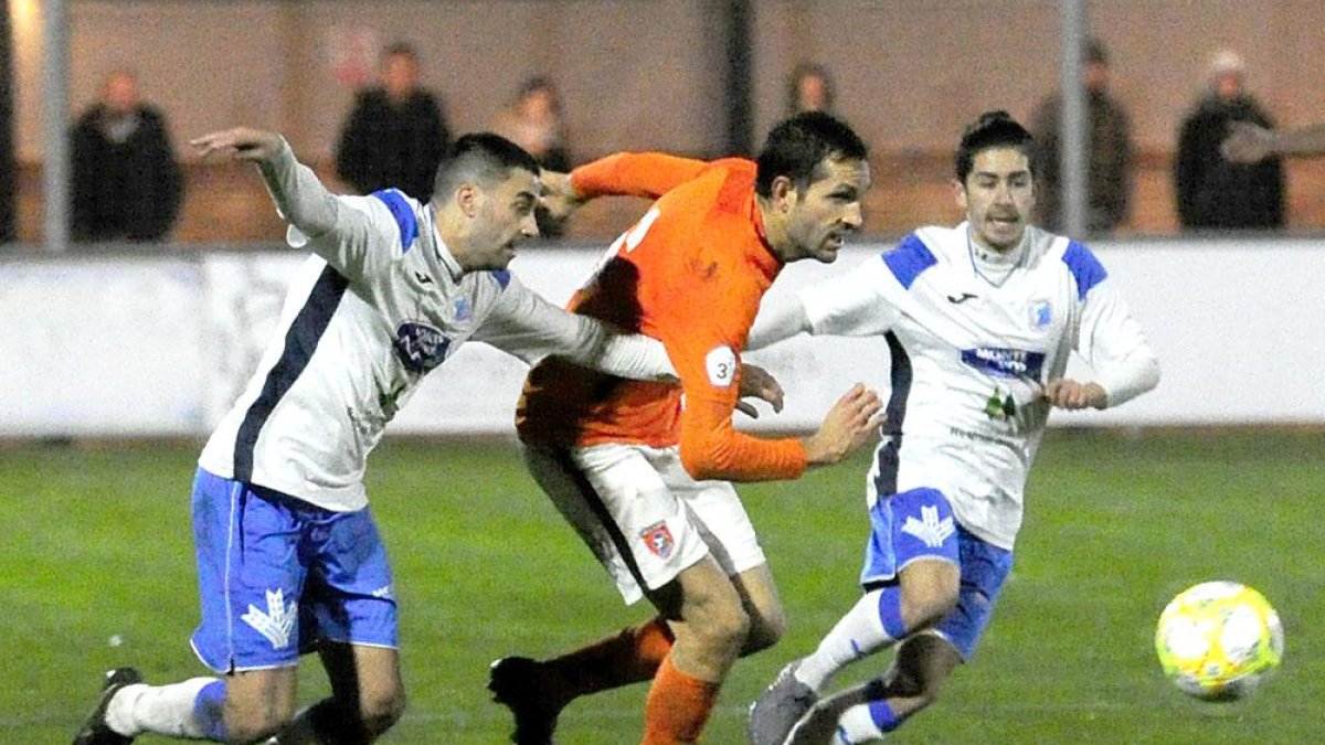 Gabri supera el marcaje de dos contrarios en el partido disputado ayer en la Ciudad Deportiva.-ISRAEL L. MURILLO