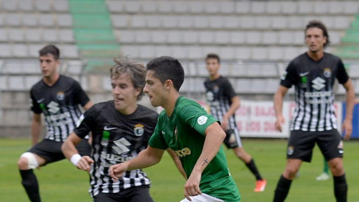 Prosi, autor del gol burgalés, intenta frenar la salida de un contrario.-D. ALEXANDRE