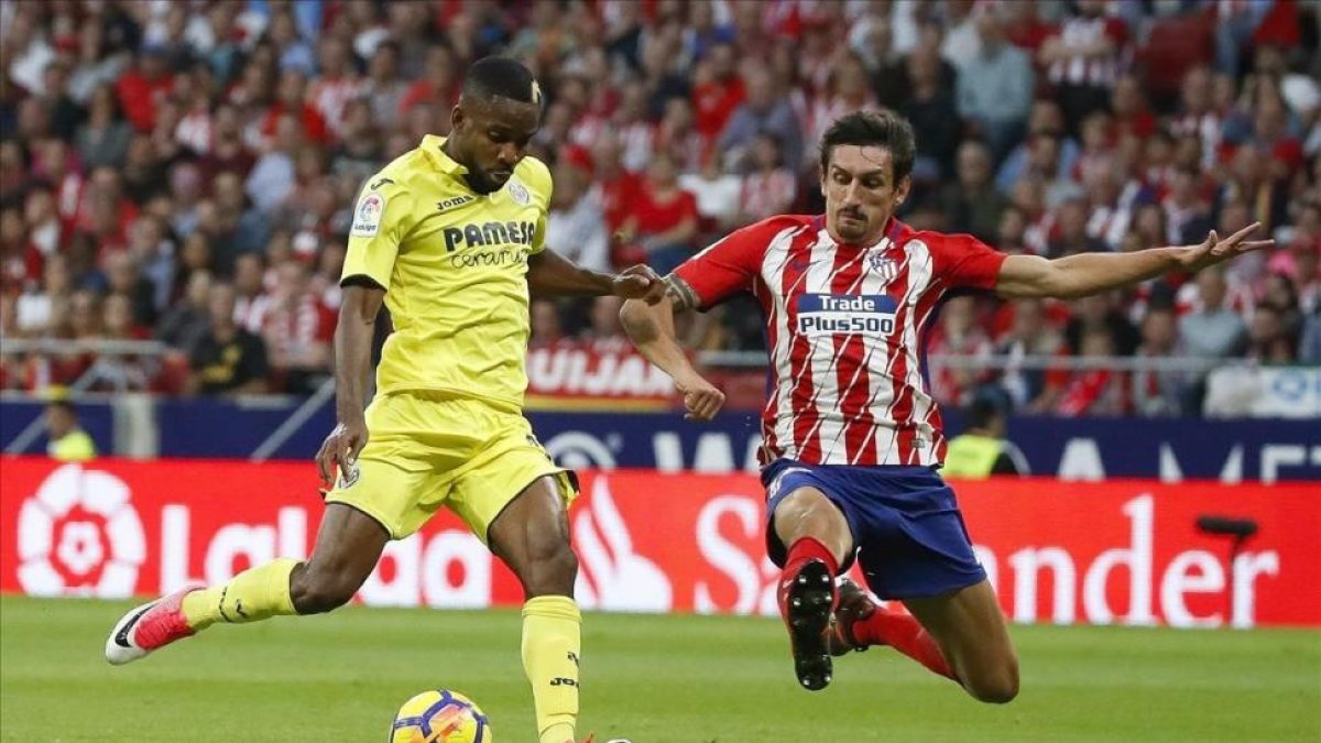 Savic se cruza a tiempo ante Bakambu para evitar una clara ocasión de gol.-JUANJO MARTÍN / EFE