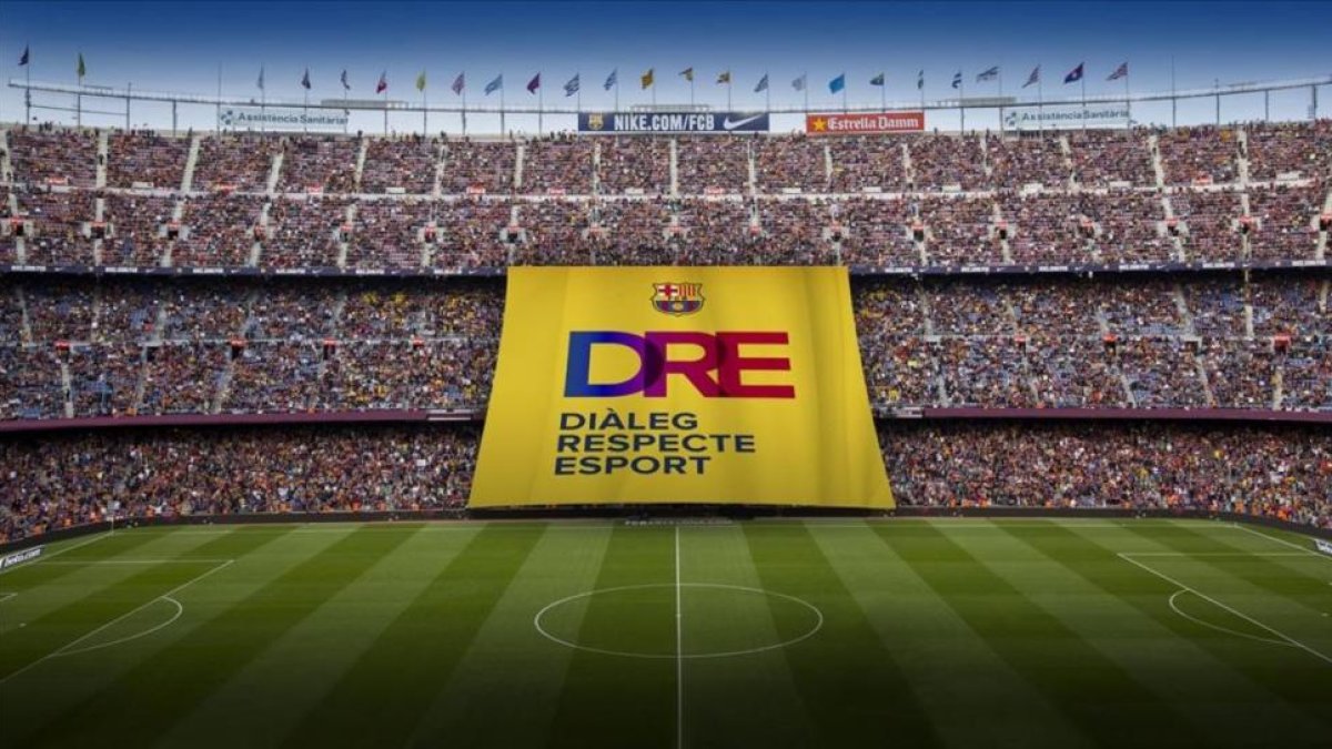 Simulación de la pancarta de 45 x 46 metros que se verá este miércoles en el Camp Nou.-EL PERIÓDICO