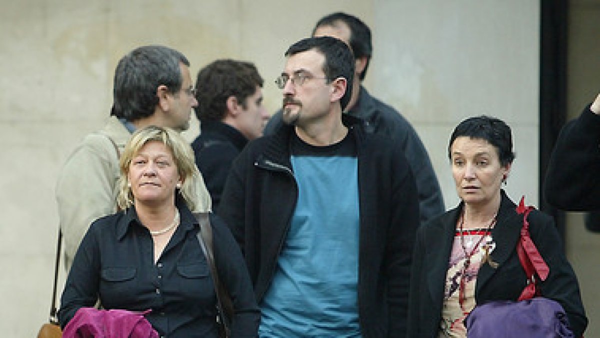 La abogada Arantza Zulueta (izquierda), junto a Diez Usabiaga y Jone Goirizelaia.-DAVID CASTRO