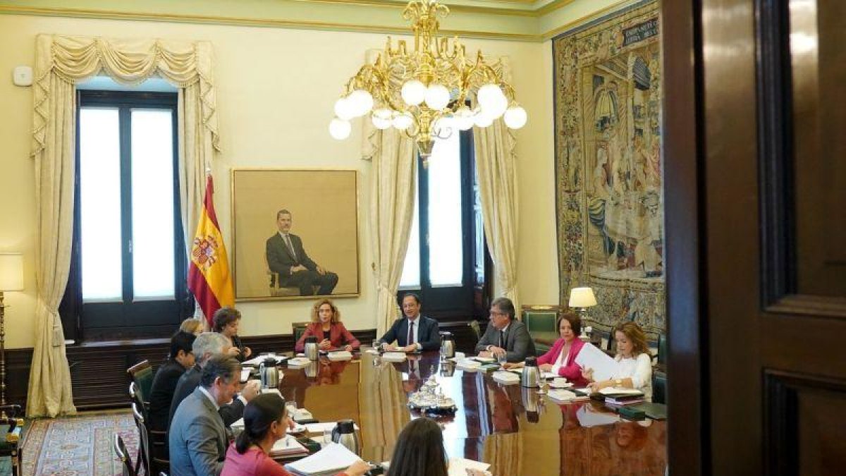 Primera reunión de la Mesa del Congreso, presidida por Meritxell Batet.-JOSÉ LUIS ROCA