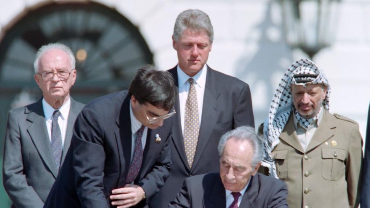 Peres firma los acuerdos de Oslo, observador, de izquierda a derecha, por Isaac Rabin, Bill Clinton y Yasir Arafat, el 13 de septiembre de 1993.-AFP / J. DAVID AKE