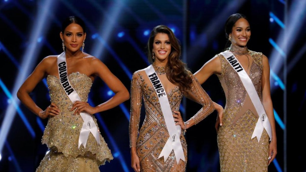 La nueva Miss Universo, la francesa Iris Mittenaere, en el centro, con las otras finalistas: a la derecha Miss Haiti, Jacque Pellisier, y Miss Colombia, Andrea Tovar.-REUTERS