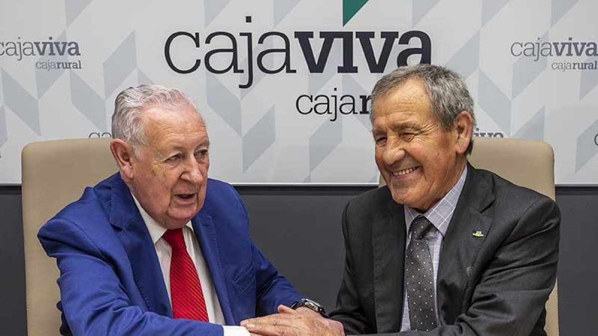 Pedro García Romera y Gabriel Alonso firmaron ayer en Burgos los términos del acuerdo.-RAÚL OCHOA