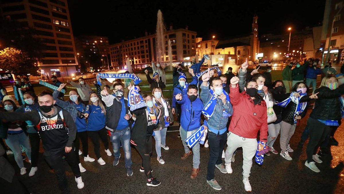 Ambiente en la Plaza de España para festejar el primer título europeo del Hereda San Pablo. RAÚL OCHOA