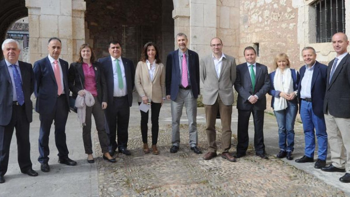 Foto de familia de la «candidatura colectiva» liderada por Manuel Pérez Mateos.-ISRAEL L. MURILLO