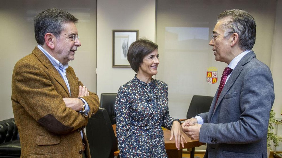 Javier Gutiérrez, Eva Manrique, secretaria de laFundación, yRobertoSaiz.-ISRAEL L. MURILLO