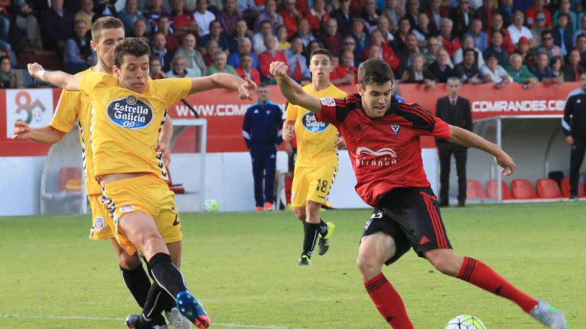 Néstor Salinas busca el disparo a puerta en el partido disputado ayer frente al CDLugo.-ALFONSO G. MARDONES