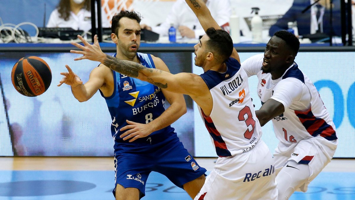 Benite dobla el balón en el encuentro disputado ante el Baskonia en el Coliseum. SANTI OTERO