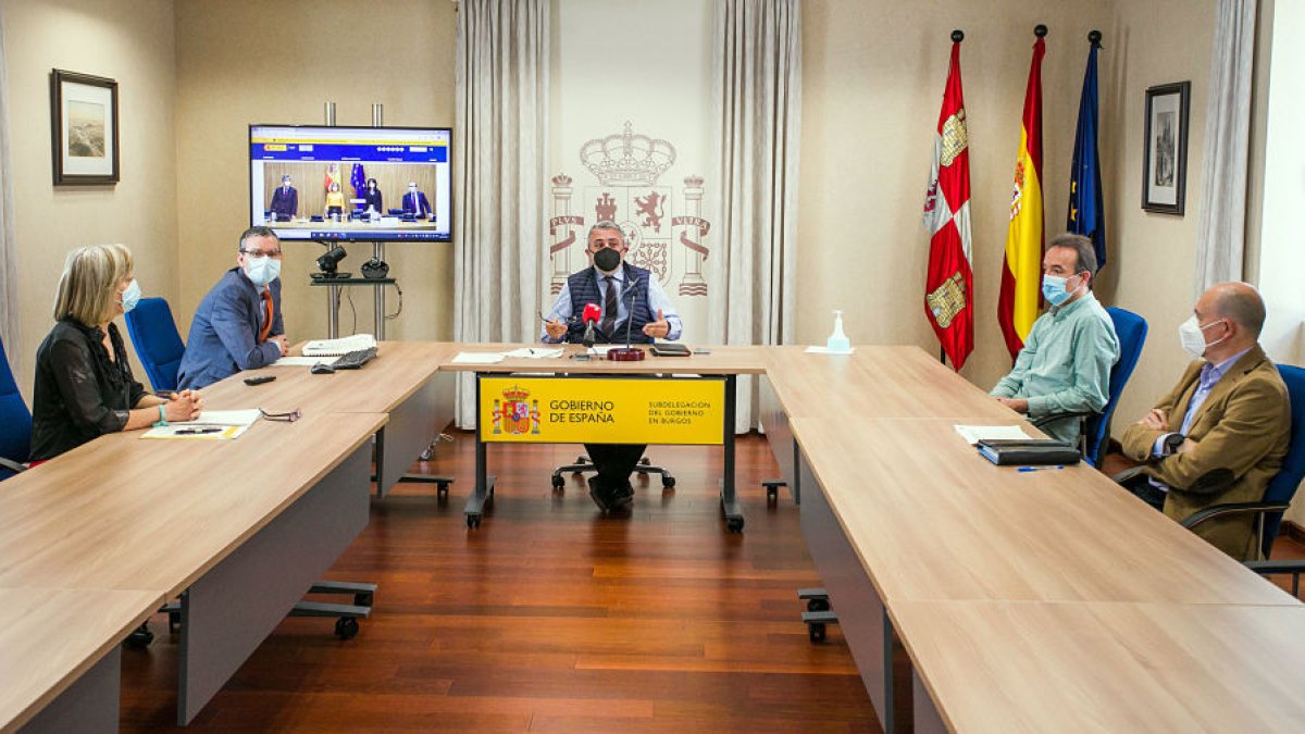 El subdelegado del Gobierno, Pedro de la Fuente, presentó ayer la Carta de Servicios Electrónicos. TOMÁS ALONSO