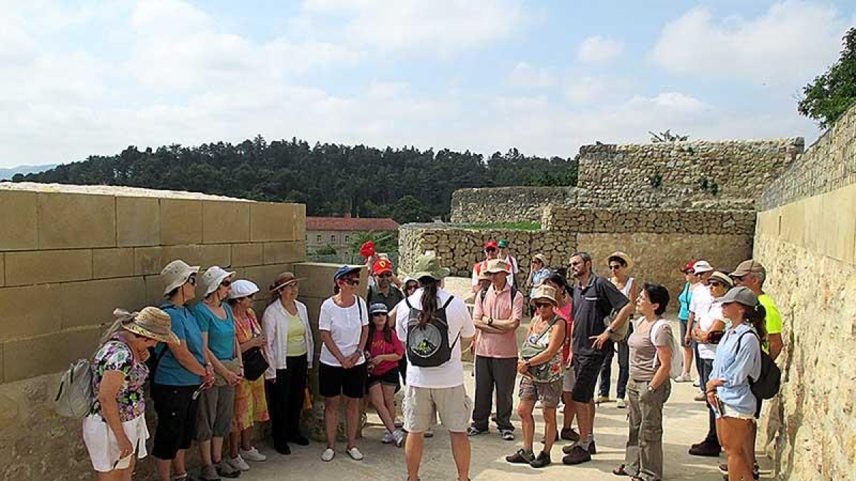 La visita conjunta del Castillo y el parque botánico ya superó los 15.400 turistas el pasado año 2015.-E. M.