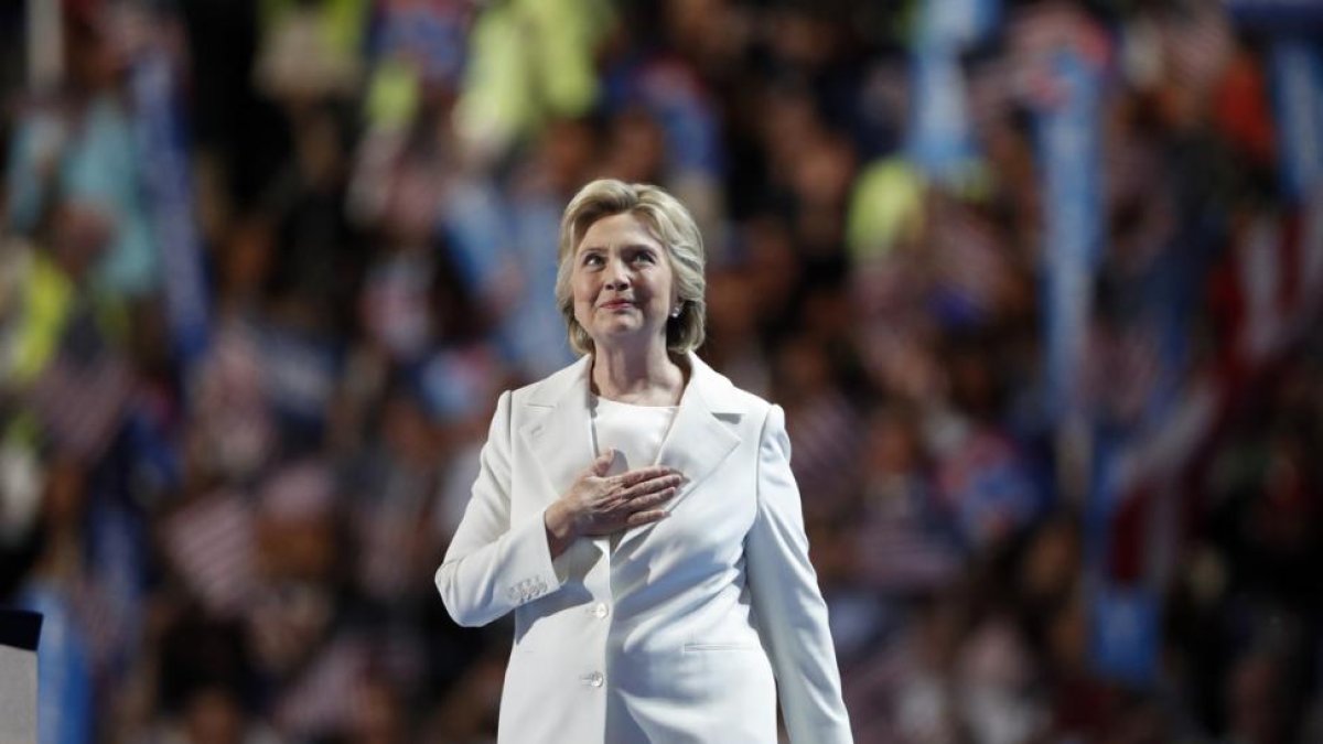 Hillary Clinton, antes de pronunciar su discurso de aceptación de la nominación demócrata, el jueves en Filadelfia.-AP / PAUL SANCYA