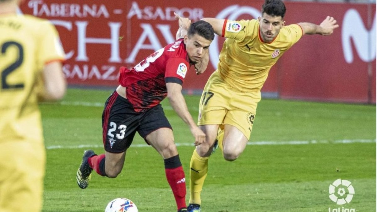 Djouahra avanza con el balón en el encuentro disputado en Anduva. LALIGA