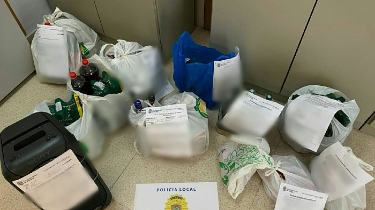Parte del alcohol decomisado por la Policía Local la tarde del Curpillos. ECB