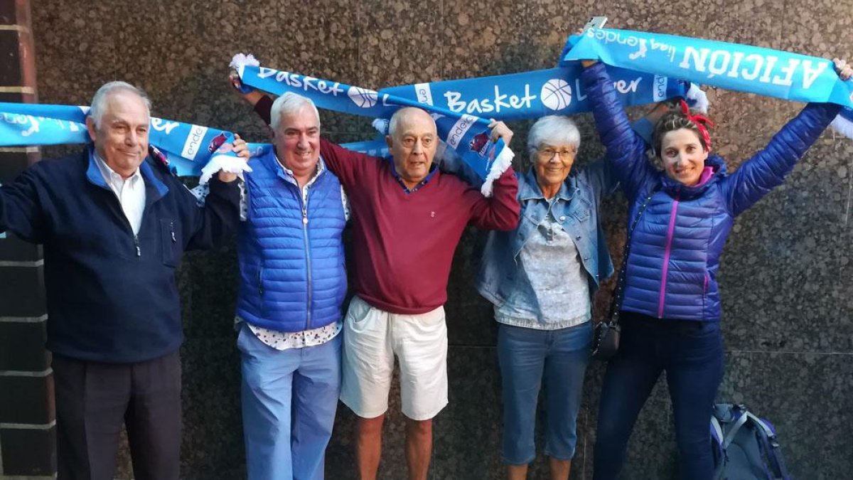 Andrés Burgos, José Ramón Manrique, Dionisio Benito, Marisa García y CaminoOsinaga fueron los primeros de la cola.-D. A. L.