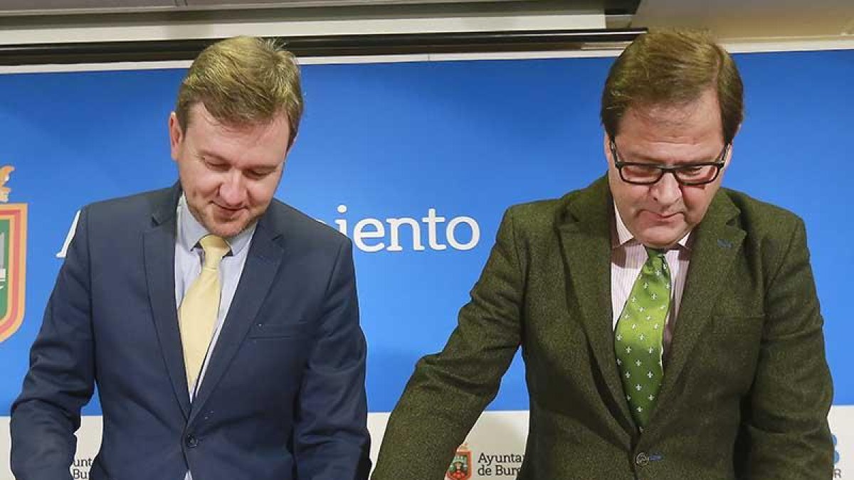 Javier Lacalle y Salvador de Foronda, ayer, durante la presentación del borrador del presupuesto.-RAÚL G. OCHOA