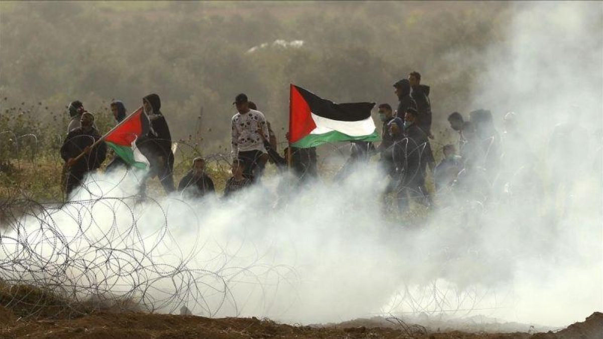Enfrentamientos en la frontera de Gaza con Israel en el primer aniversario de la Gran Marcha del Retorno.-JACK GUEZ (AFP)