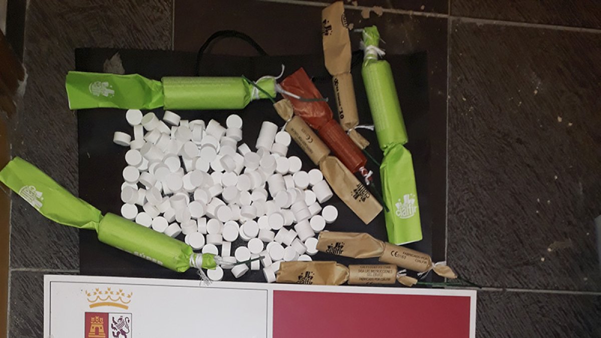 Material incautado a los dos detenidos. ECB
