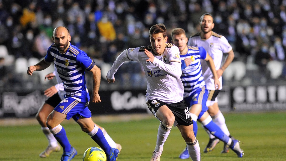 Imagen del partido entre el Burgos CF y la Ponferrdina. TOMÁS ALONSO