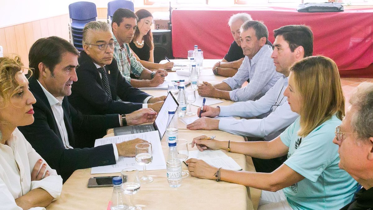 El consejero de Medio Ambiente, Vivienda y Ordenación del Territorio, Juan Carlos Suárez-Quiñones, mantiene una reunión de trabajo con los alcaldes de Santibáñez del Val, Quintanilla del Coco y Santo Domingo de Silos, municipios afectados por incendios forestales. ICAL