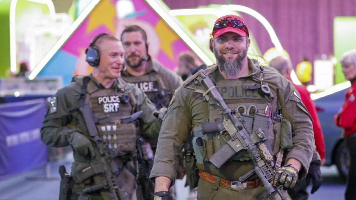 Un equipo SWAT patrulla en Minneapolis.-ERIK S. LESSER (EFE)