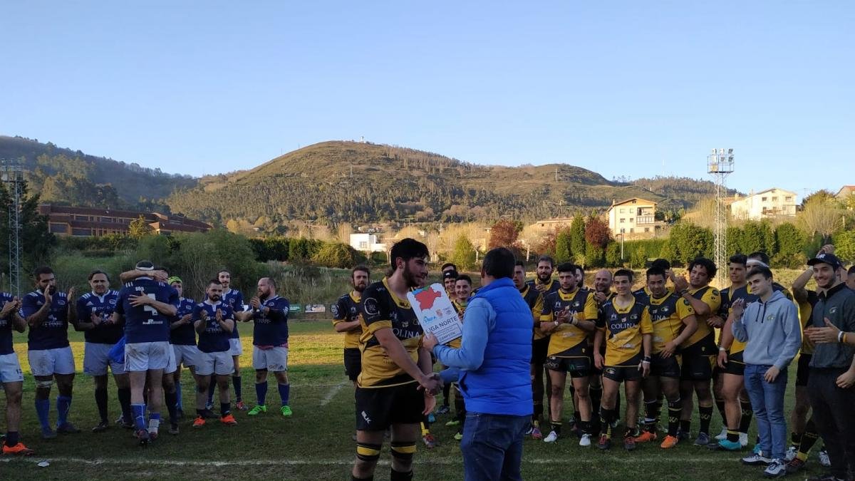 Iturrino, capitán del UBU, recoge la placa de campeones de Segunda División, ayer, en Oviedo.-APAREJADORES RUGBY CLUB