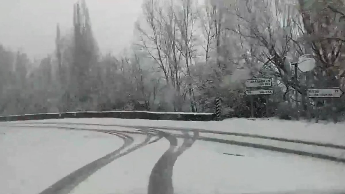 Nieve en la carretera entre Jaramillo y Vizcaínos en un temporal del pasado invierno. FUENSANTA FRAILE