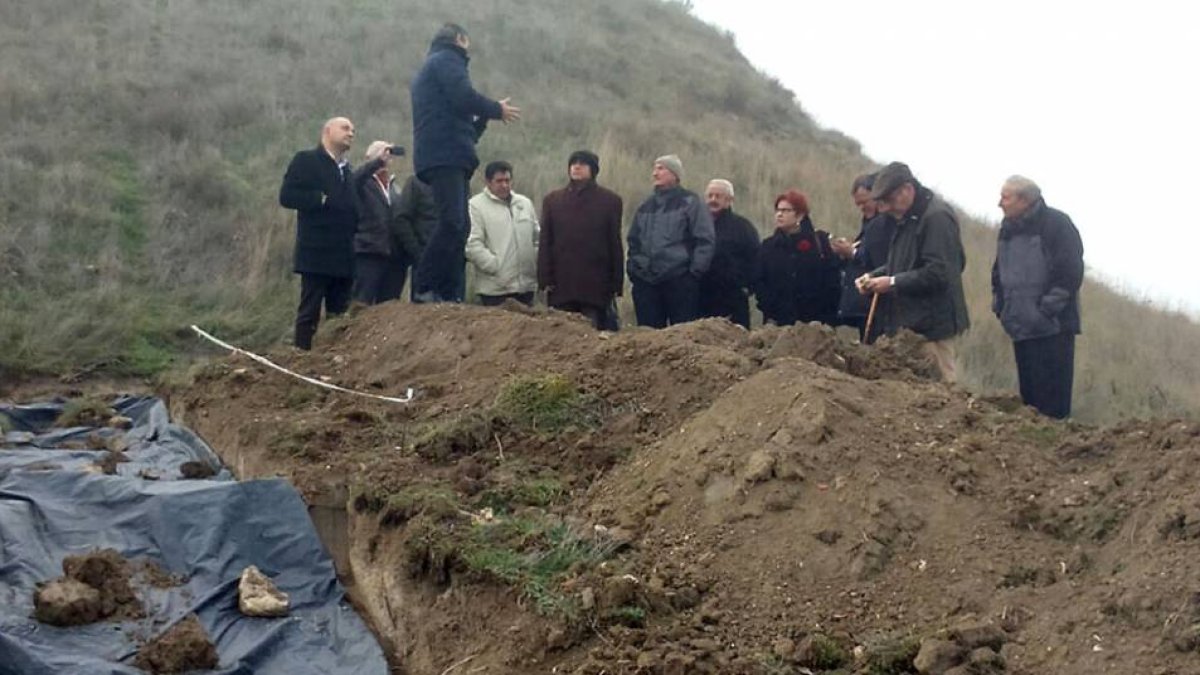Las excavaciones en los asentamientos de los primeros pobladores judíos de Castrillo Matajudíos han despertado el interés de sus vecinos.-ECB