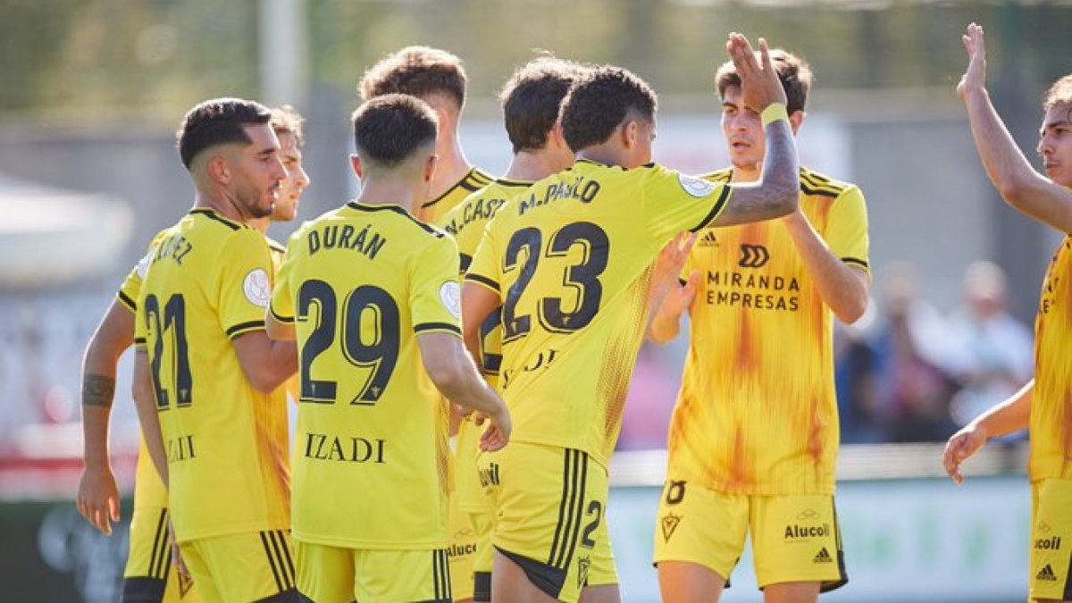 Los jugadores celebran el primer tanto del partido. CD Mirandés