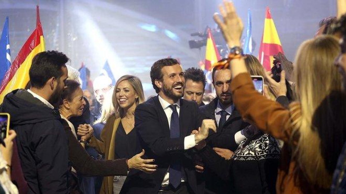 Pablo Casado y su esposa, Isabel Torres, entran en la plaza de Las Ventas de Madrid, donde se ha celebrado el mitin de cierre de campaña.-DAVID CASTRO