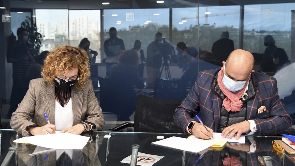 Firma convenio entre los representantes de la Federación de Empresarios del Comercio y de Hostelería. ICAL