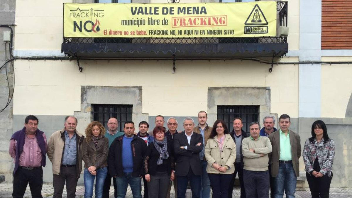 Los candidatos en las Merindades, con Esther Peña, Ander Gil y Virginia Jiménez, en el Ayuntamiento de Valle de Mena.-ECB