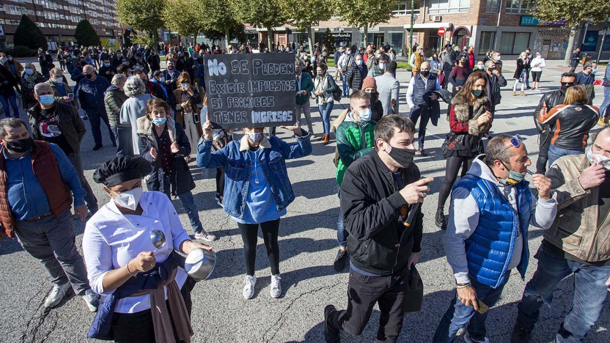 Pancartas, silbatos, cacerolas y cazos y hasta empleados con uniforme en una protesta hetereogénea pero unitaris del sector. SANTI OTERO