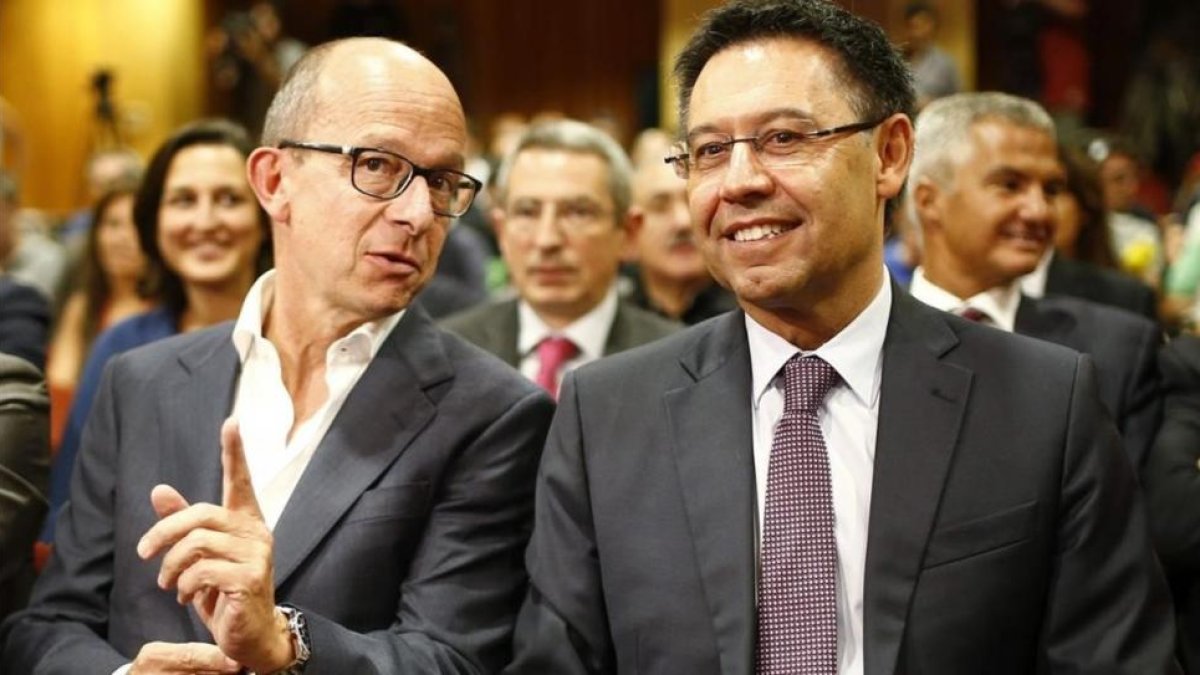 Jordi Cardoner (izquierda), con Josep Maria Bartomeu.-EFE / ALEJANDRO GARCIA
