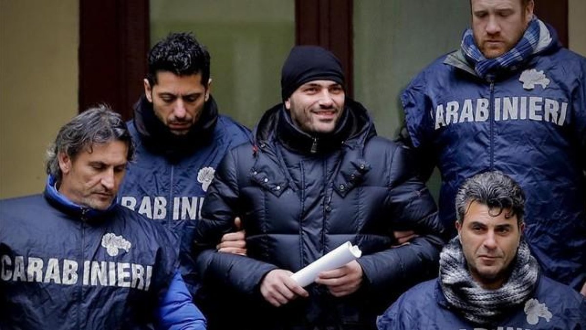 El supuesto jefe de la Camorra Alessandro Giannelli, en el centro, es escoltado por la policia tras ser arrestado por los Carabinieri cerca de Caserta en Napoles Italia el 9 de febrero del 2016.-EFE / CIRO FUSCO