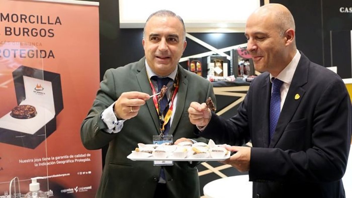 Rafael González, gerente de la IGP Morcilla de Burgos, en el Salón Gourmets junto al viceconsejero de Desarrollo Rural y director general de Itacyl, Jorge Llorente. ECB