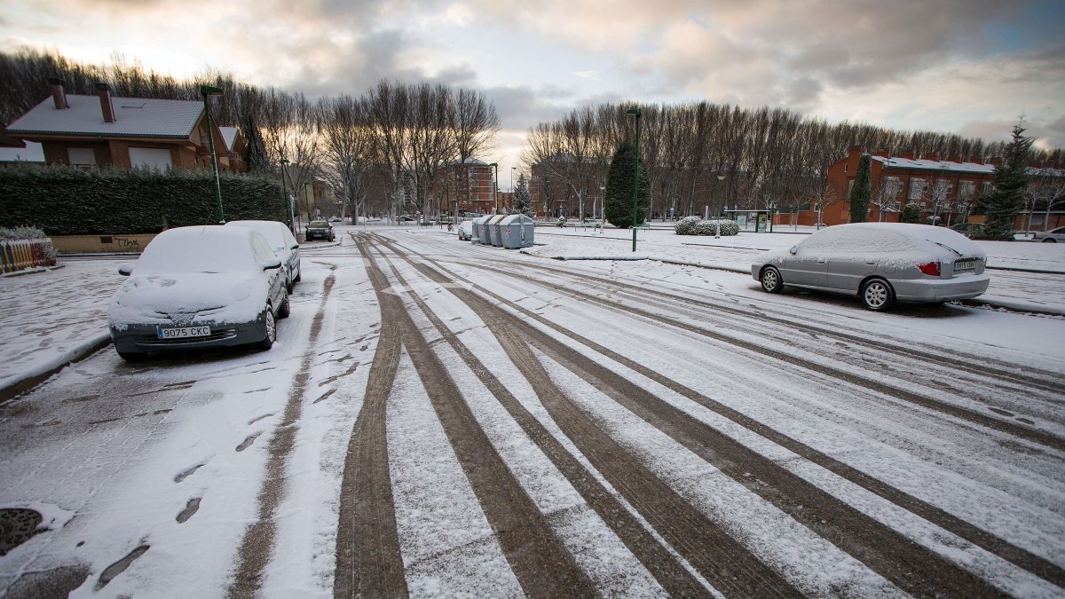 Una capa de nieve cubre una calle en Burgos. 